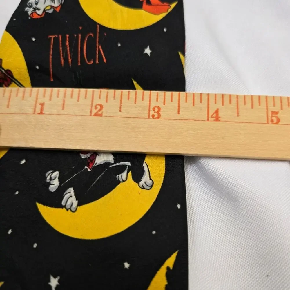 Vtg 1995 Looney Tunes Mania Halloween Tie Twick or Tweet Moon Novelty Necktie